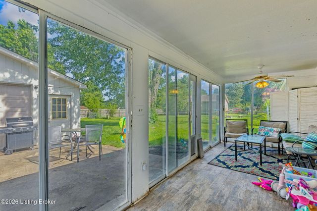 7903 Grenelle Dr, Louisville, KY 40228