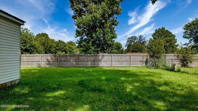 7903 Grenelle Dr, Louisville, KY 40228