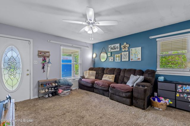 7903 Grenelle Dr, Louisville, KY 40228