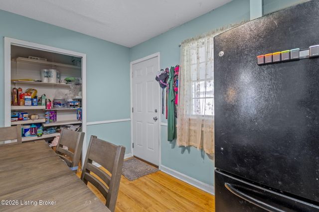 7903 Grenelle Dr, Louisville, KY 40228