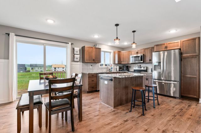 2105 Elk Run Drive SE, Pine Island, MN 55963