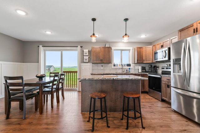 2105 Elk Run Drive SE, Pine Island, MN 55963