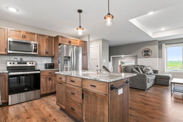2105 Elk Run Drive SE, Pine Island, MN 55963