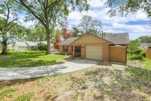 207 HOWARD COURT, Mascotte, FL 34753