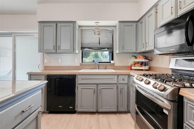 207 HOWARD COURT, Mascotte, FL 34753