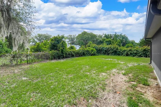 207 HOWARD COURT, Mascotte, FL 34753