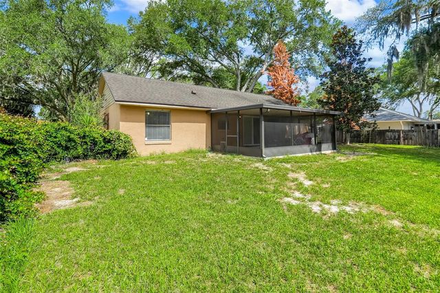 207 HOWARD COURT, Mascotte, FL 34753