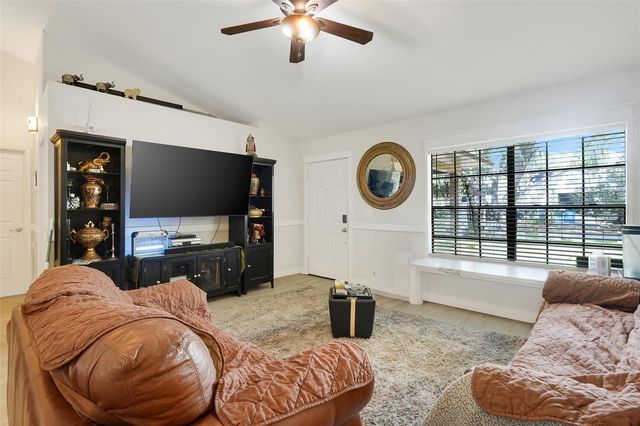 207 HOWARD COURT, Mascotte, FL 34753