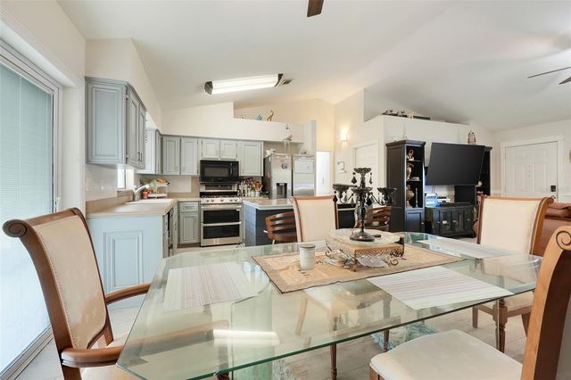 207 HOWARD COURT, Mascotte, FL 34753