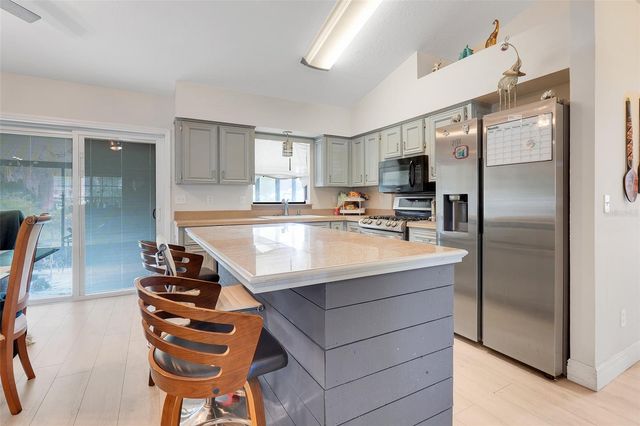 207 HOWARD COURT, Mascotte, FL 34753