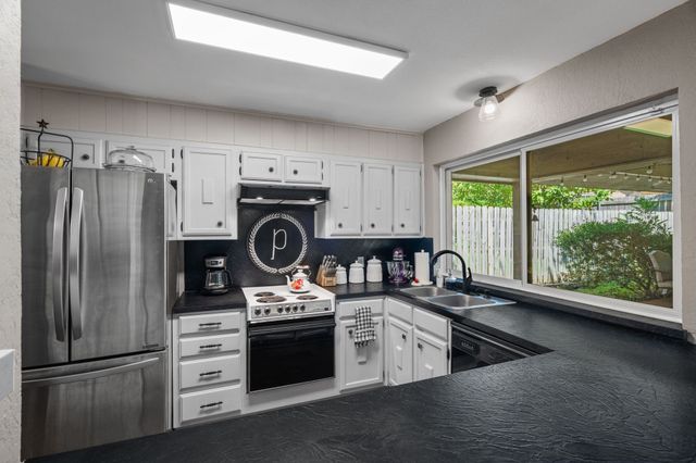 744 Aspen Court, Hurst, TX 76054