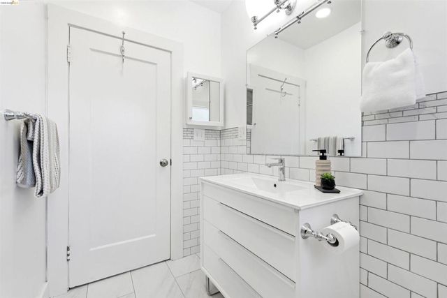 4203 Redding, Oakland, CA 94619