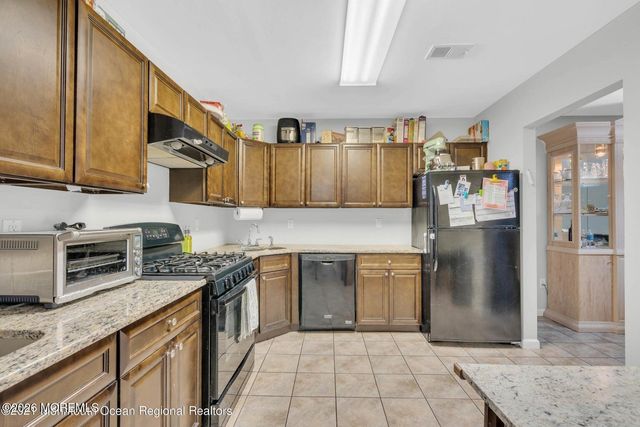 37 Sanz Town Road, Lakewood, NJ 08701