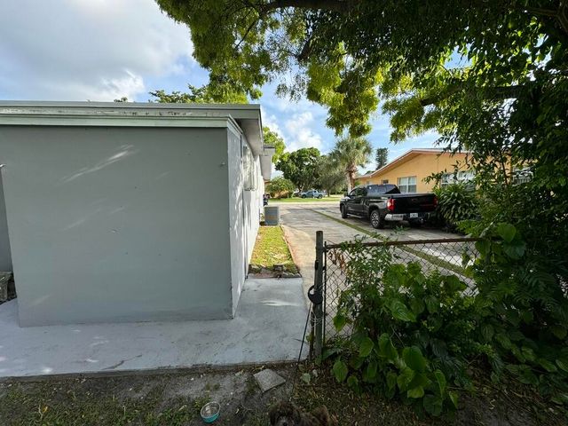 7021 NW 15th Street B, Plantation, FL 33313