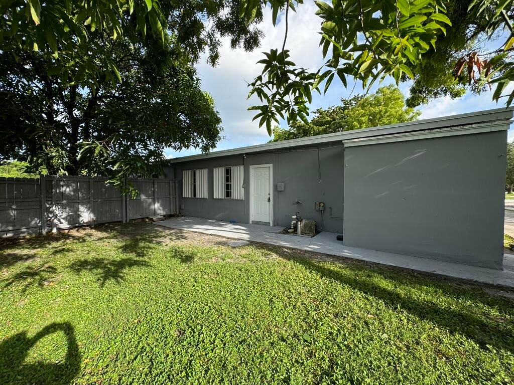 7021 NW 15th Street B, Plantation, FL 33313