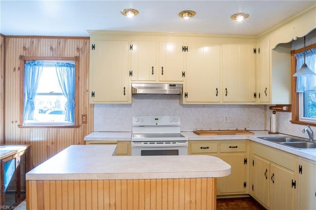 55 Calhoun ST, Hampton, VA 23669