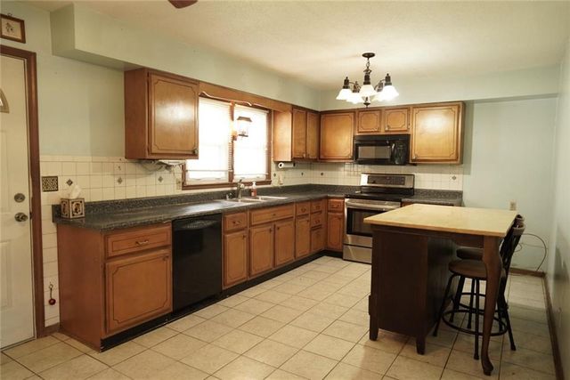 1203 S Highland Drive, Harrisonville, MO 64701