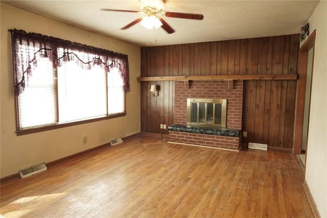 1203 S Highland Drive, Harrisonville, MO 64701