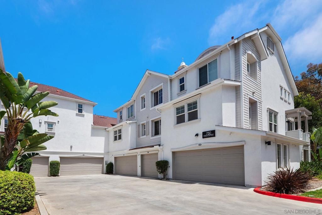 Image 2 of property listing at 750 Harbor Cliff Way 105, Oceanside, CA 92054