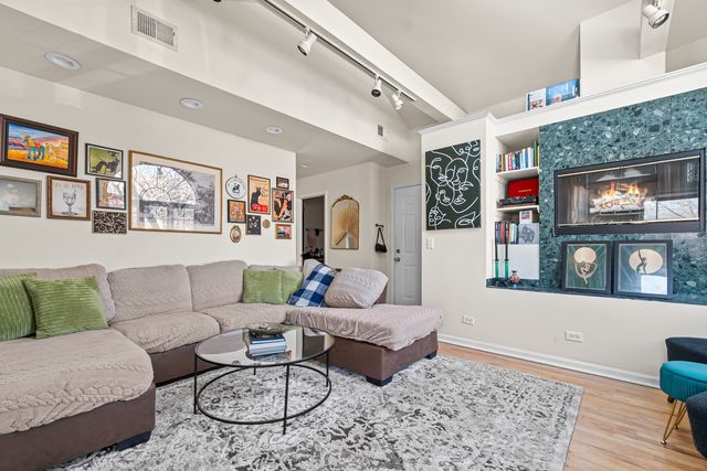 1927 W Ohio Street, Chicago, IL 60622