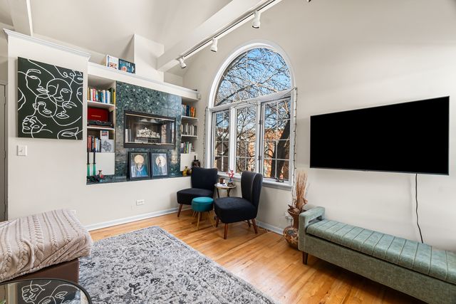 1927 W Ohio Street, Chicago, IL 60622