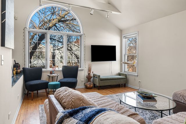 1927 W Ohio Street, Chicago, IL 60622