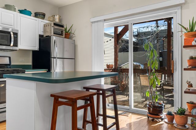 1927 W Ohio Street, Chicago, IL 60622