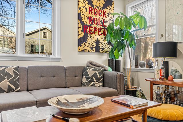 1927 W Ohio Street, Chicago, IL 60622