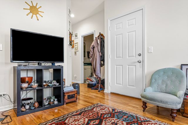 1927 W Ohio Street, Chicago, IL 60622