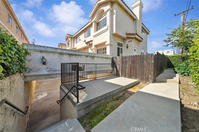 134 N Atlantic B, Alhambra, CA 91801