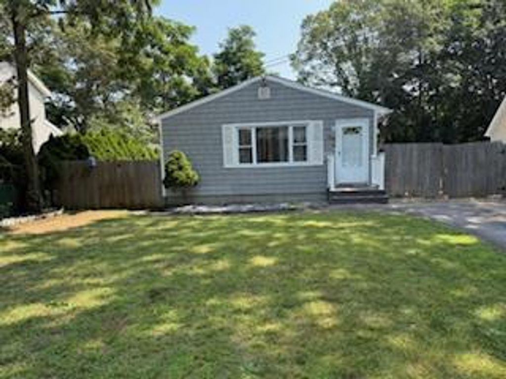 21 Broadway, Shirley, NY 11967