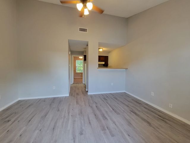 327 3rd Street 104, Grand Prairie, TX 75051