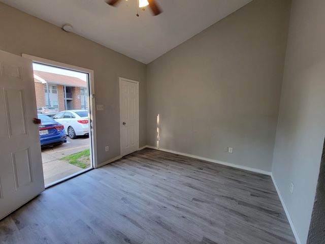 327 3rd Street 104, Grand Prairie, TX 75051
