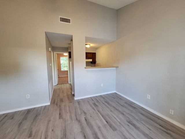 327 3rd Street 104, Grand Prairie, TX 75051