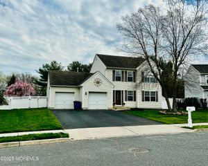 17 Crater Lake Road, Howell, NJ 07731