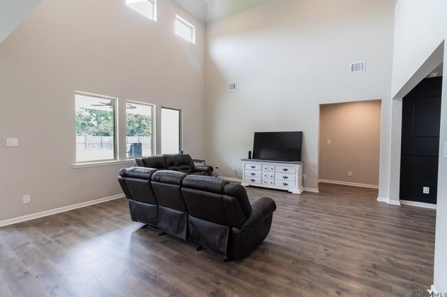 8114 Kelsey Ln, Iowa, LA 70647