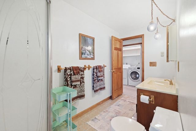 8 Glenmere Rd, Charlton, MA 01507