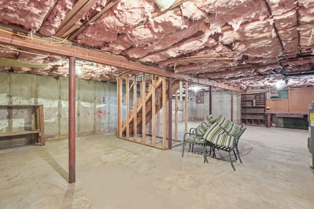 8 Glenmere Rd, Charlton, MA 01507