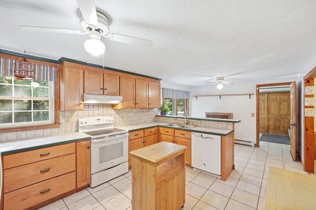 8 Glenmere Rd, Charlton, MA 01507