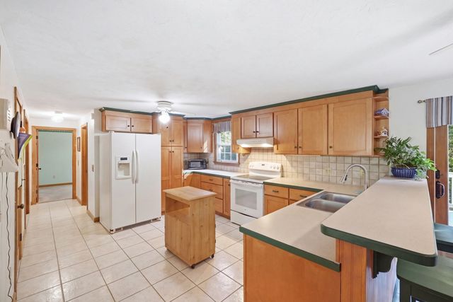 8 Glenmere Rd, Charlton, MA 01507