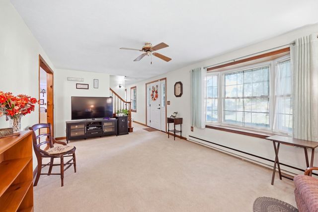 8 Glenmere Rd, Charlton, MA 01507