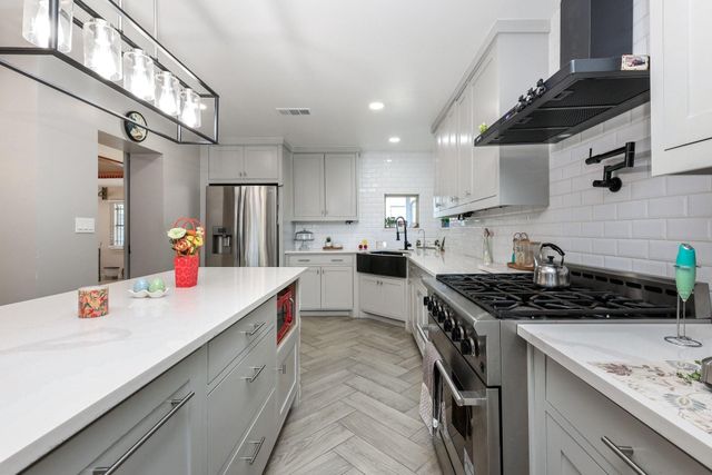 266 W Riverwood Drive, Houston, TX 77076