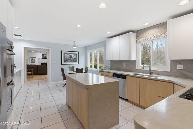 5 Washington Avenue, Morganville, NJ 07751