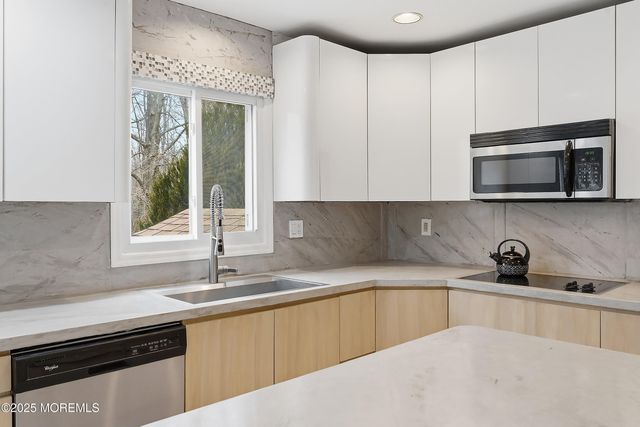 5 Washington Avenue, Morganville, NJ 07751