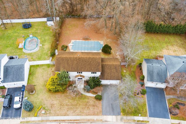 5 Washington Avenue, Morganville, NJ 07751