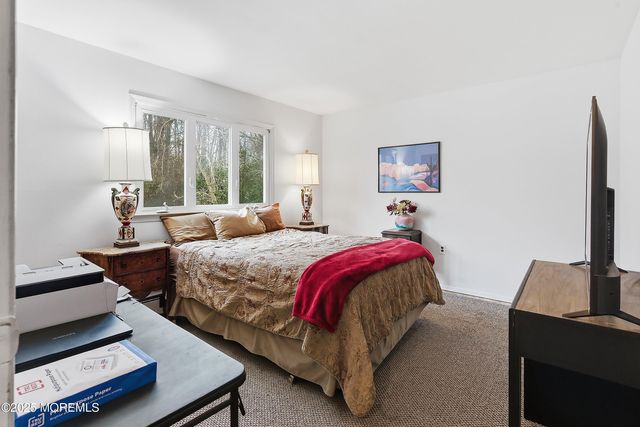 5 Washington Avenue, Morganville, NJ 07751