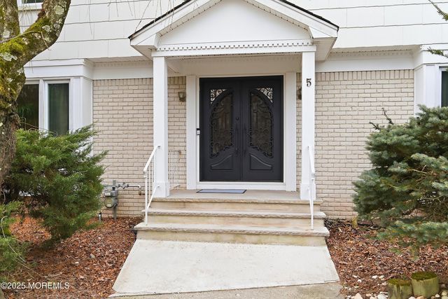 5 Washington Avenue, Morganville, NJ 07751