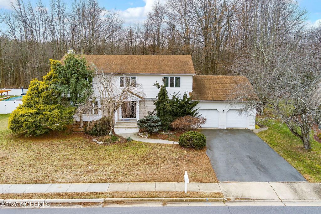 5 Washington Avenue, Morganville, NJ 07751