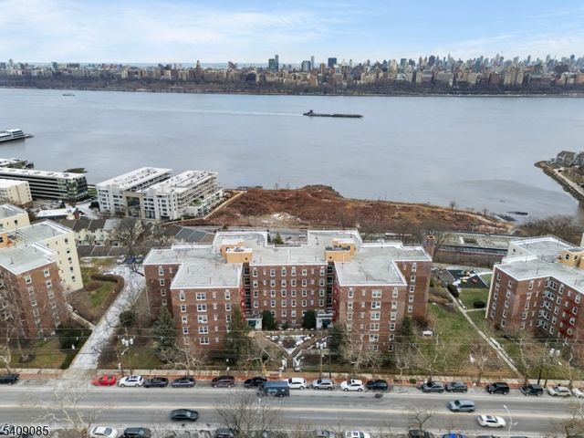 8450 Blvd East 1H, North Bergen Twp., NJ 07047