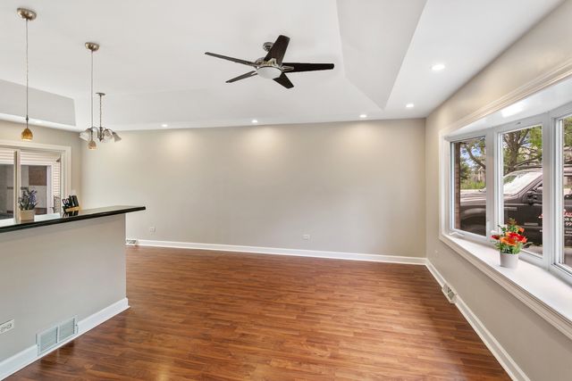 219 Countryside Lane, Lindenhurst, IL 60046